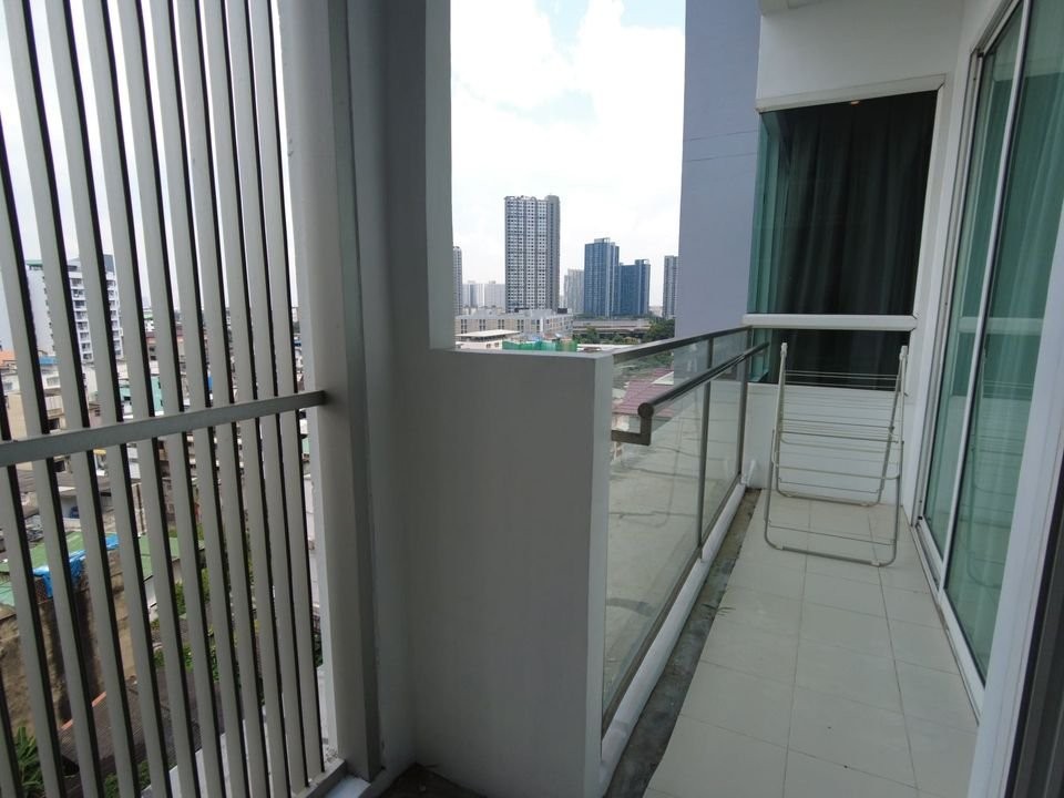 For rent, The Bloom Sukhumvit 71, spacious room, soft sofa, comfortable sitting. Comes with a big screen TV, watching movies to your heart's content H
