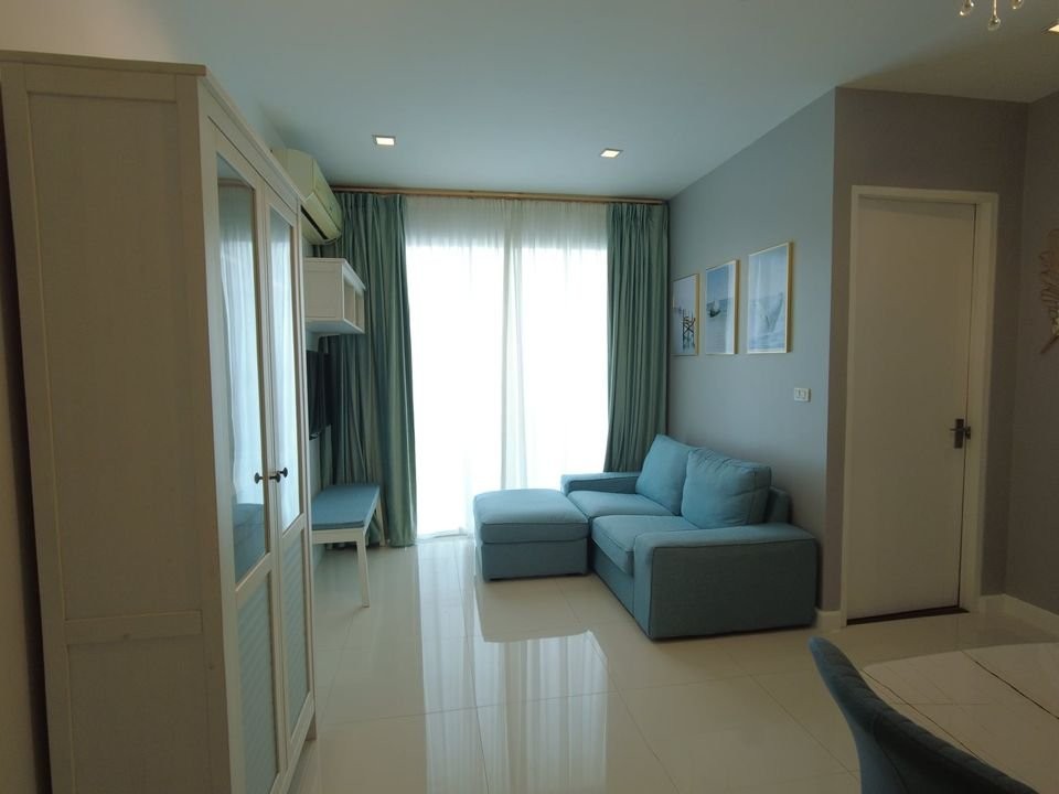 For rent, The Bloom Sukhumvit 71, spacious room, soft sofa, comfortable sitting. Comes with a big screen TV, watching movies to your heart's content H