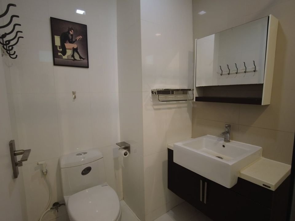 For rent, The Bloom Sukhumvit 71, spacious room, soft sofa, comfortable sitting. Comes with a big screen TV, watching movies to your heart's content H
