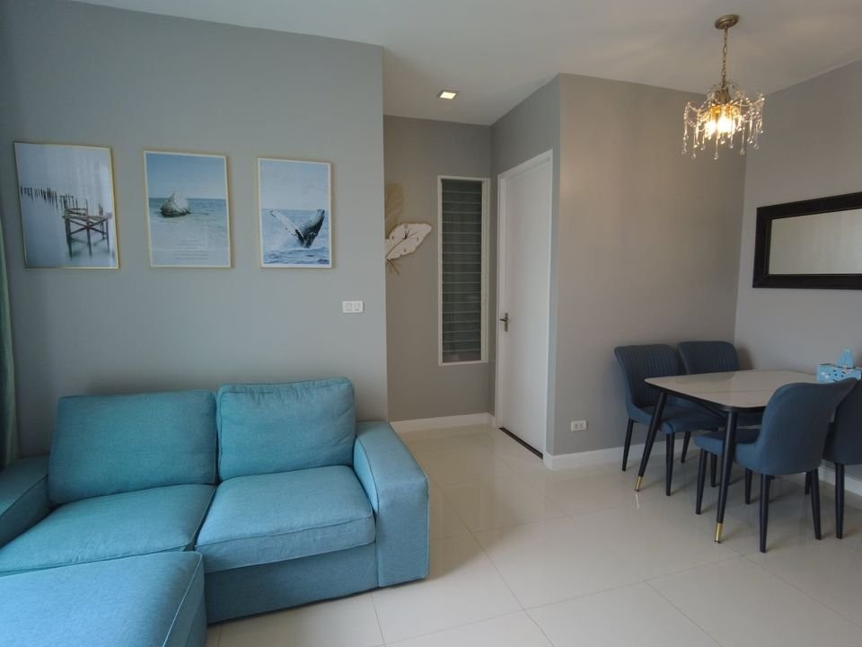 For rent, The Bloom Sukhumvit 71, spacious room, soft sofa, comfortable sitting. Comes with a big screen TV, watching movies to your heart's content H