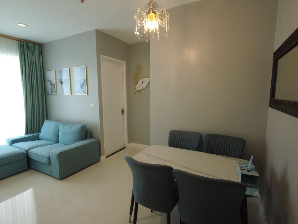 For rent, The Bloom Sukhumvit 71, spacious room, soft sofa, comfortable sitting. Comes with a big screen TV, watching movies to your heart's content H