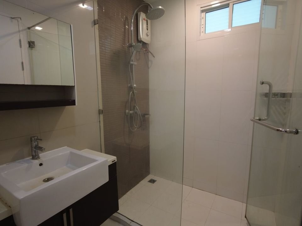 For rent, The Bloom Sukhumvit 71, spacious room, soft sofa, comfortable sitting. Comes with a big screen TV, watching movies to your heart's content H