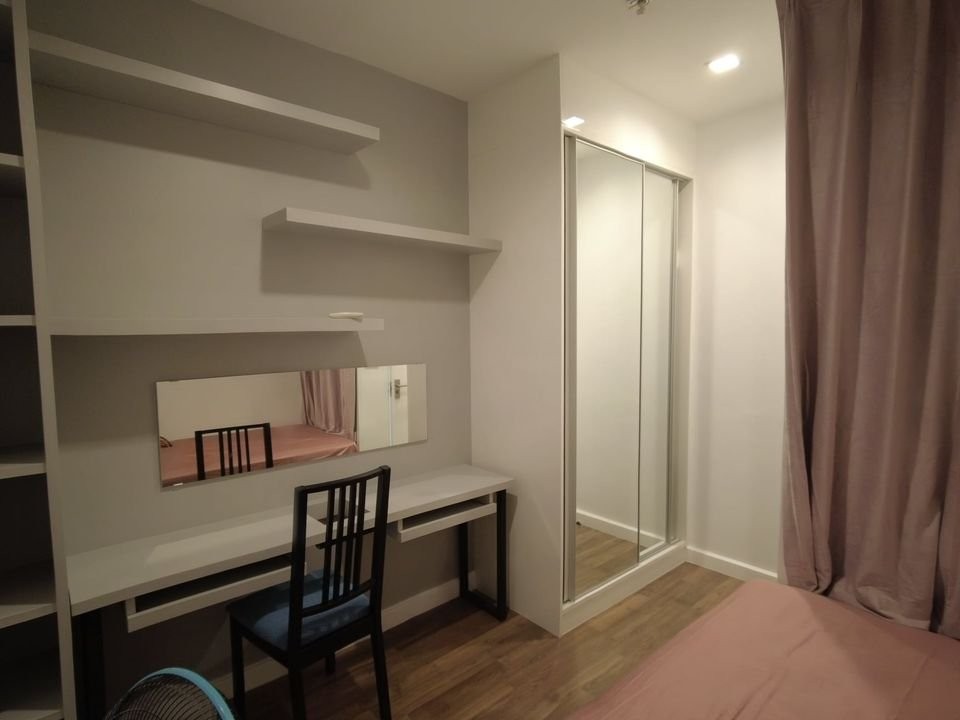 For rent, The Bloom Sukhumvit 71, spacious room, soft sofa, comfortable sitting. Comes with a big screen TV, watching movies to your heart's content H