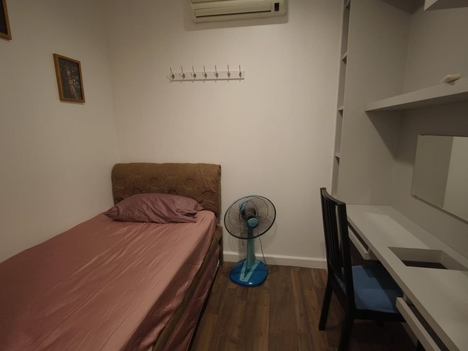 For rent, The Bloom Sukhumvit 71, spacious room, soft sofa, comfortable sitting. Comes with a big screen TV, watching movies to your heart's content H