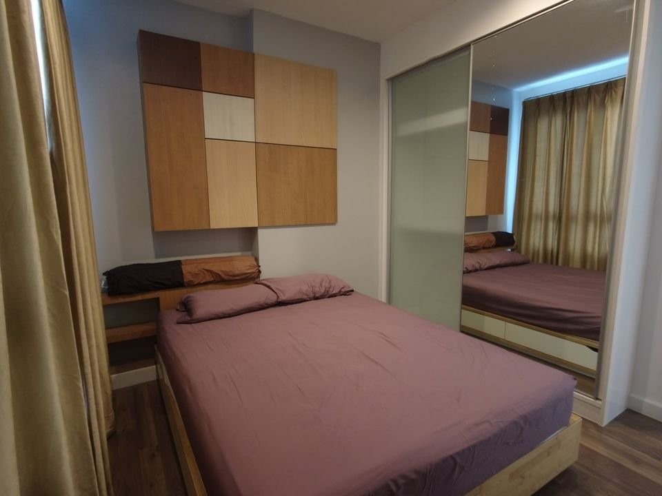 For rent, The Bloom Sukhumvit 71, spacious room, soft sofa, comfortable sitting. Comes with a big screen TV, watching movies to your heart's content H
