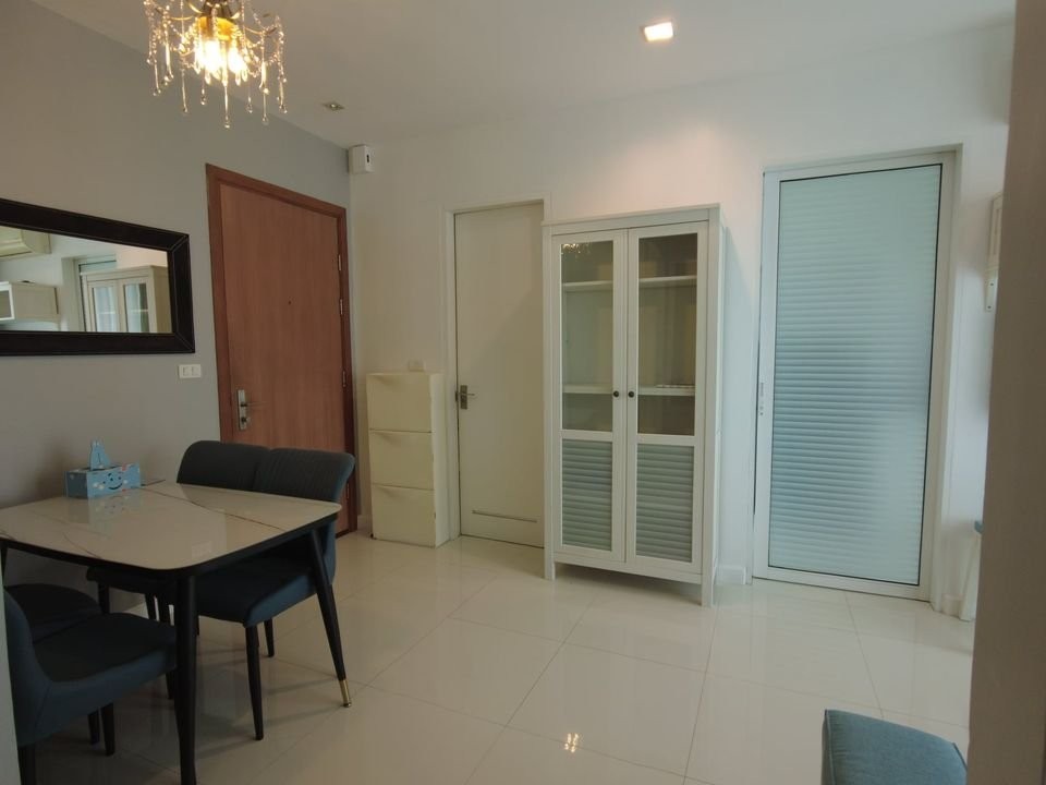 For rent, The Bloom Sukhumvit 71, spacious room, soft sofa, comfortable sitting. Comes with a big screen TV, watching movies to your heart's content H