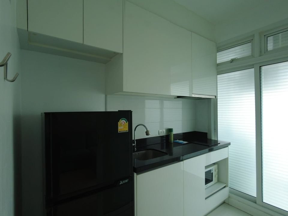 For rent, The Bloom Sukhumvit 71, spacious room, soft sofa, comfortable sitting. Comes with a big screen TV, watching movies to your heart's content H