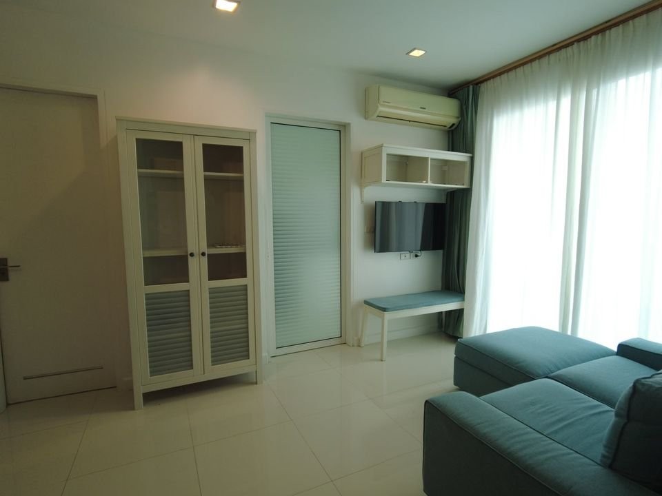 For rent, The Bloom Sukhumvit 71, spacious room, soft sofa, comfortable sitting. Comes with a big screen TV, watching movies to your heart's content H