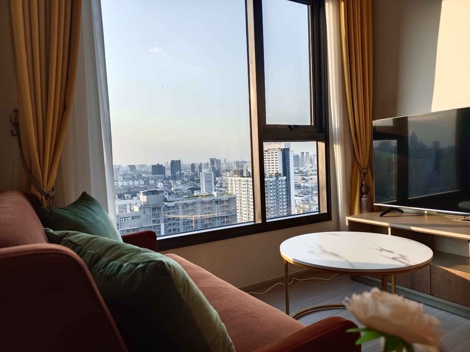 Condo for rent, Life Asoke Hype, high floor, stunning city view, STUDIO room, fully furnished. Hurry up to reserve now.