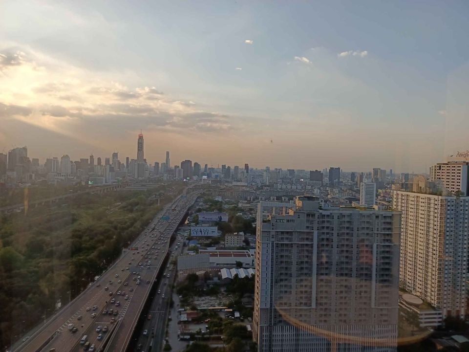 Condo for rent, Life Asoke Hype, high floor, stunning city view, STUDIO room, fully furnished. Hurry up to reserve now.