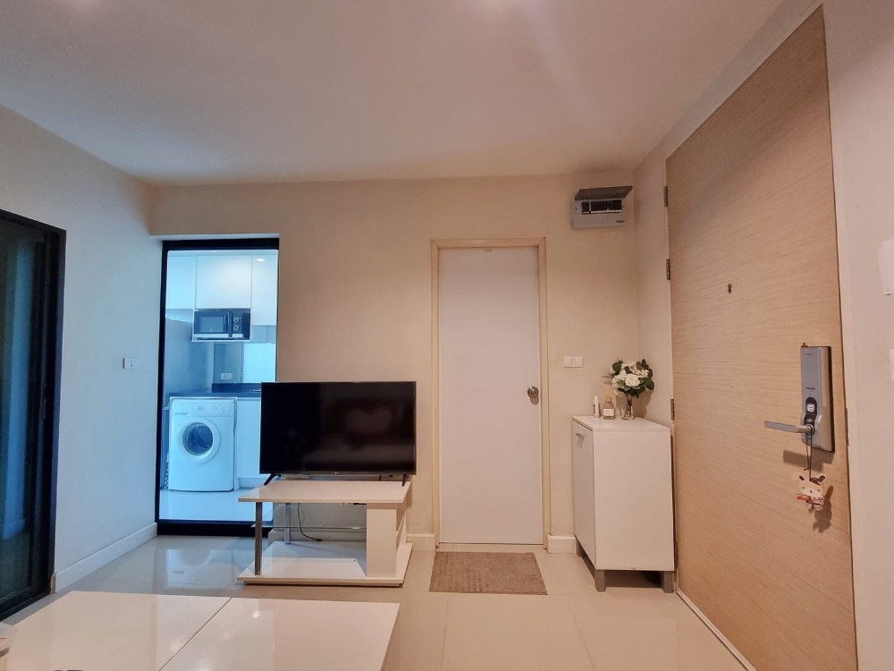 Condo for rent, Metro Sky ratchada, 8th floor, city view, complete with appliances, big screen TV, book now.