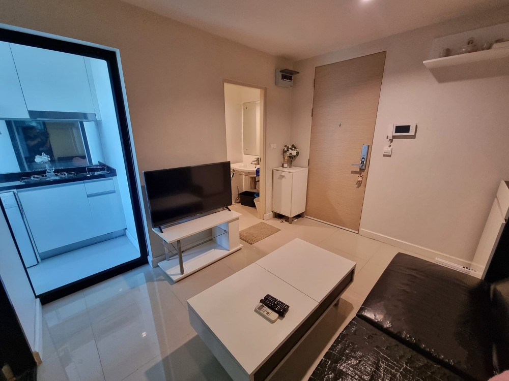 Condo for rent, Metro Sky ratchada, 8th floor, city view, complete with appliances, big screen TV, book now.