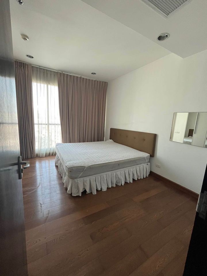 Condo for rent, The Address Chidlom, 3 bedrooms, 3 bathrooms, high floor, very big room, convenient to travel, book now.