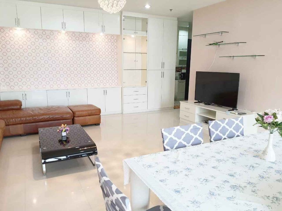 Condo for rent, Baan Klang Krung, Siam-Pathumwan, fully built-in Big leather sofa Good like this, book now.