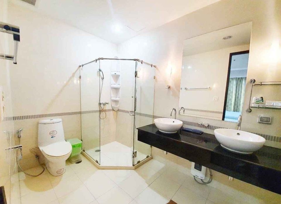 Condo for rent, Baan Klang Krung, Siam-Pathumwan, fully built-in Big leather sofa Good like this, book now.
