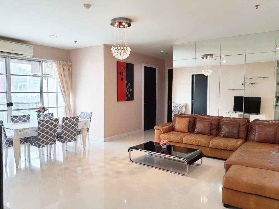 Condo for rent, Baan Klang Krung, Siam-Pathumwan, fully built-in Big leather sofa Good like this, book now.