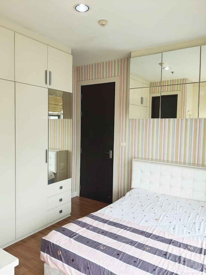 Condo for rent, Baan Klang Krung, Siam-Pathumwan, fully built-in Big leather sofa Good like this, book now.