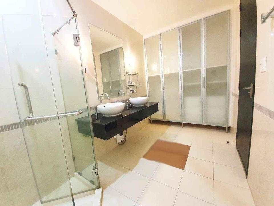 Condo for rent, Baan Klang Krung, Siam-Pathumwan, fully built-in Big leather sofa Good like this, book now.