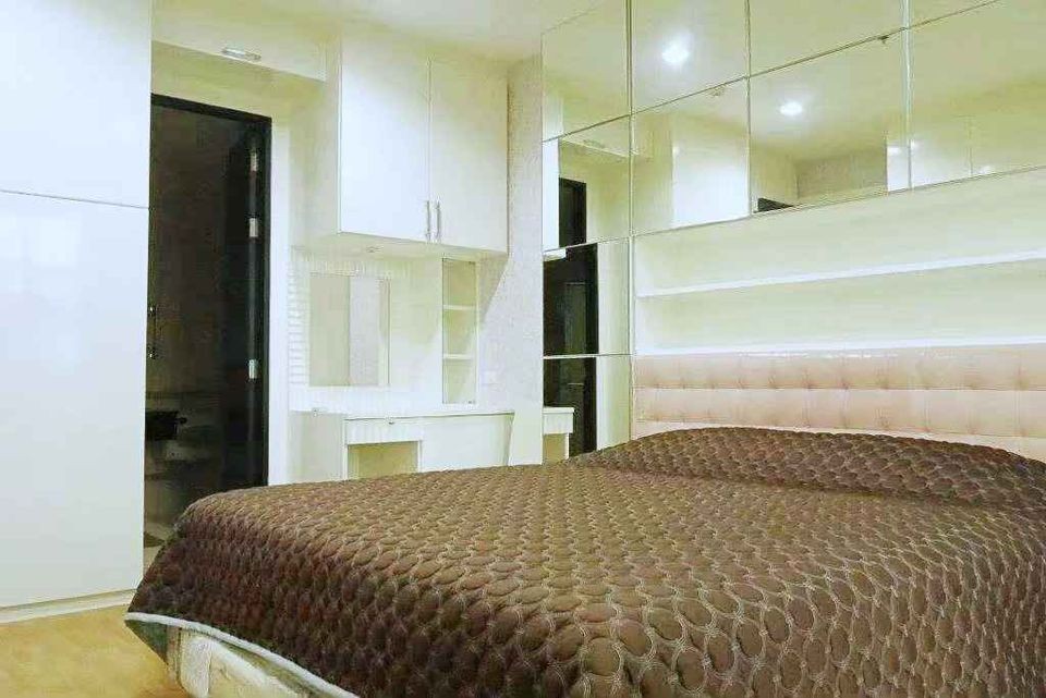 Condo for rent, Baan Klang Krung, Siam-Pathumwan, fully built-in Big leather sofa Good like this, book now.