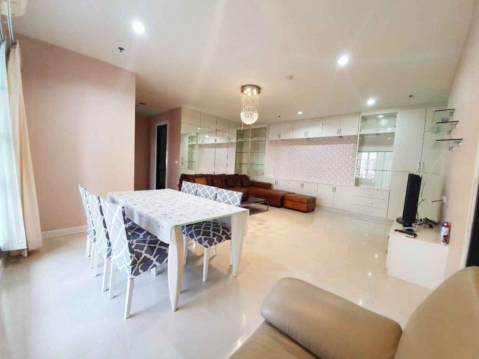 Condo for rent, Baan Klang Krung, Siam-Pathumwan, fully built-in Big leather sofa Good like this, book now.