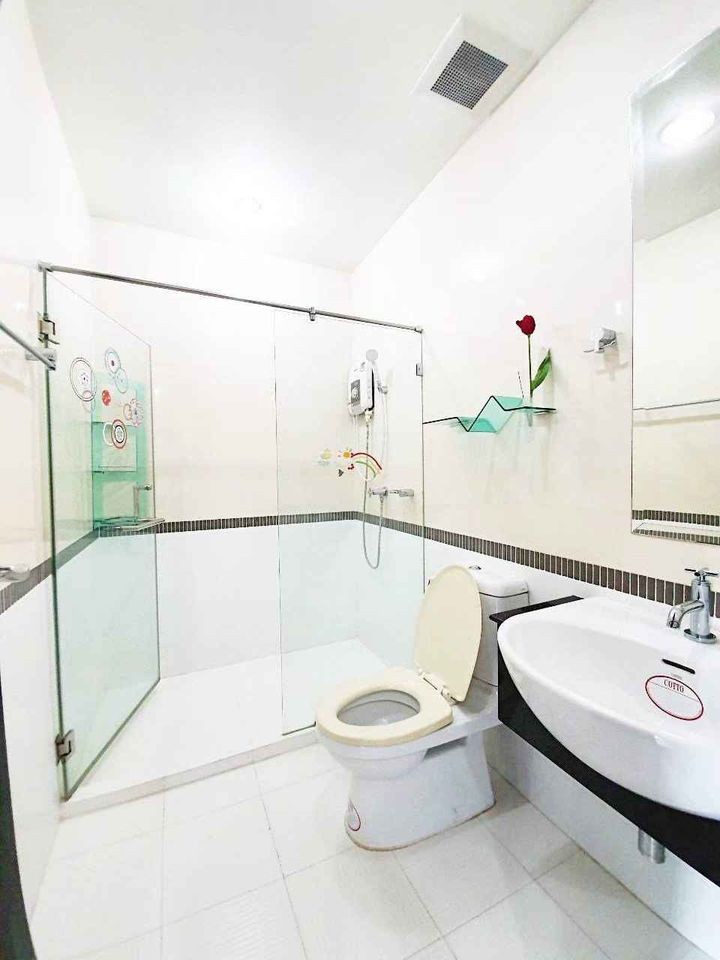Condo for rent, Baan Klang Krung, Siam-Pathumwan, fully built-in Big leather sofa Good like this, book now.