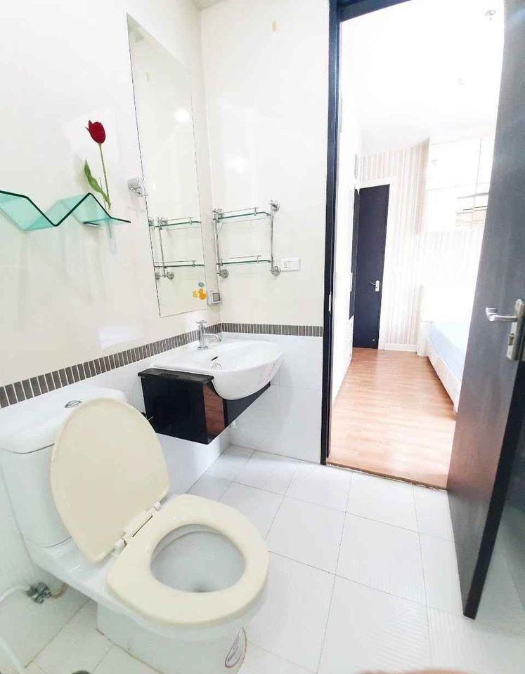 Condo for rent, Baan Klang Krung, Siam-Pathumwan, fully built-in Big leather sofa Good like this, book now.