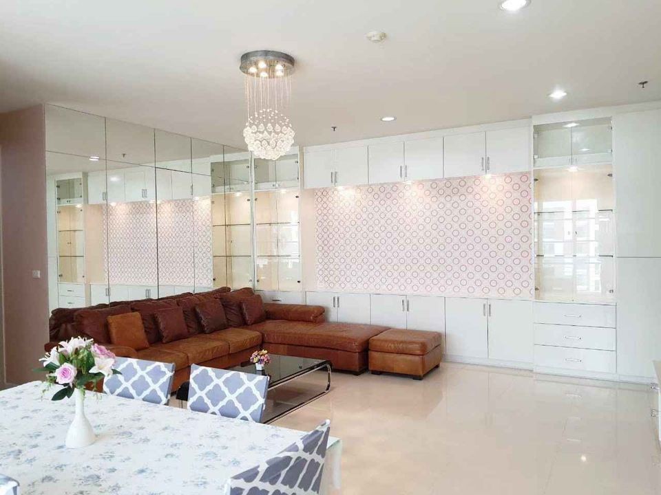 Condo for rent, Baan Klang Krung, Siam-Pathumwan, fully built-in Big leather sofa Good like this, book now.