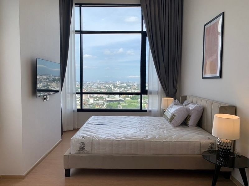 Condo for rent, Maru Ekkamai 2, beautiful room, high floor, good view, near the train, convenient transportation, ready to move in, book now!