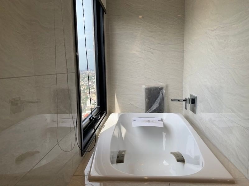 Condo for rent, Maru Ekkamai 2, beautiful room, high floor, good view, near the train, convenient transportation, ready to move in, book now!