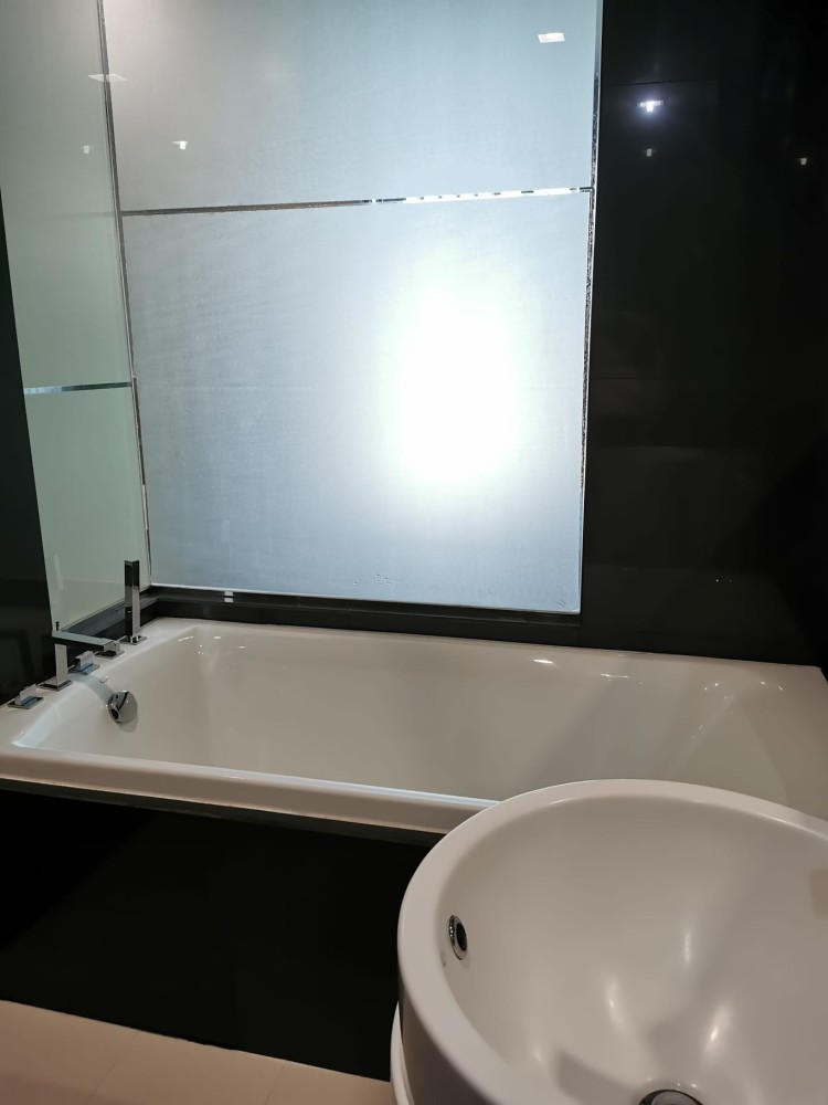 Condo for rent, Rhythm Sukhumvit 50, Tesco Lotus view, near the BTS, convenient transportation, hurry up and book now.