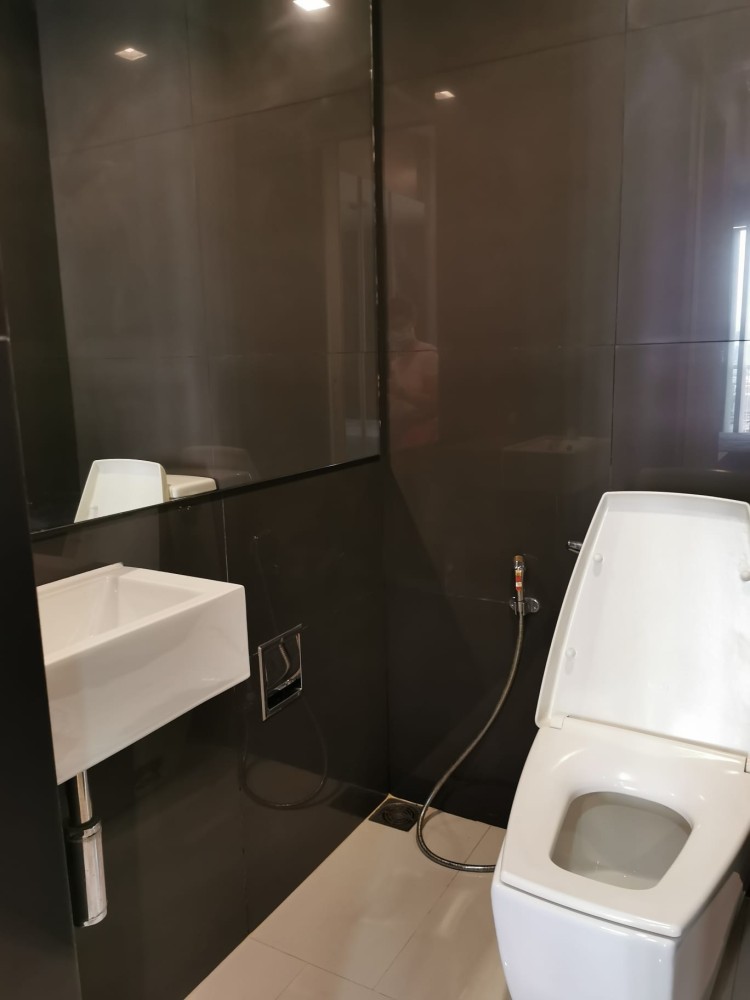 Condo for rent, Rhythm Sukhumvit 50, Tesco Lotus view, near the BTS, convenient transportation, hurry up and book now.