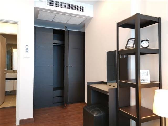 Condo for rent, Supalai Light Sathorn-Charoenrat, south side, overlooking the Rama 9 suspension bridge, separating the room