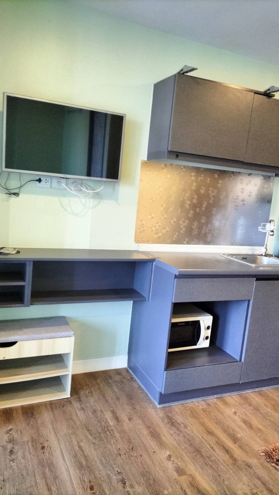 Condo for rent, Esta Bliss, ready to move in fully furnished The room has a sound system built into the wall.