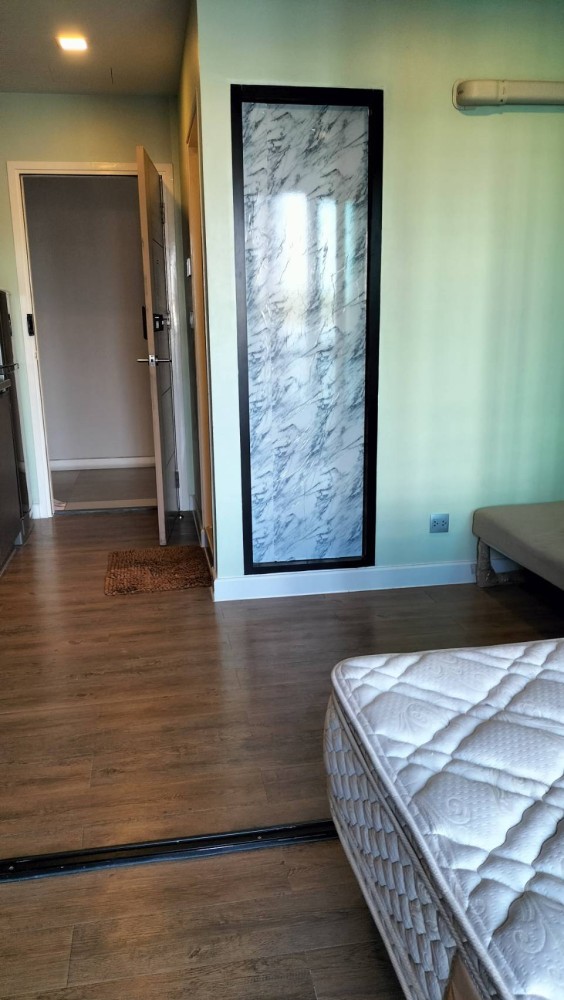 Condo for rent, Esta Bliss, ready to move in fully furnished The room has a sound system built into the wall.