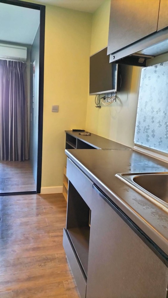 Condo for rent, Esta Bliss, ready to move in fully furnished The room has a sound system built into the wall.