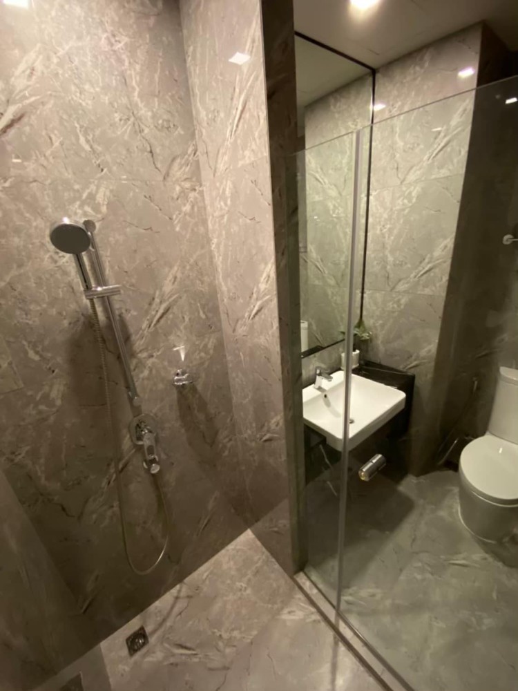 Ashton Asoke condo for rent, east, good view, facing Asoke Road, good wind, balcony with sliding glass