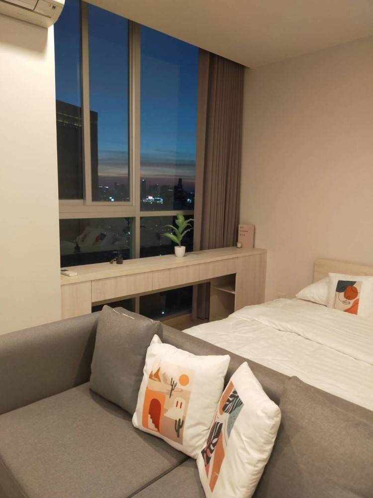 Condo for rent, Noble Revolve Ratchada, high floor, high view, fully furnished. Complete electrical appliances. Don't wait.