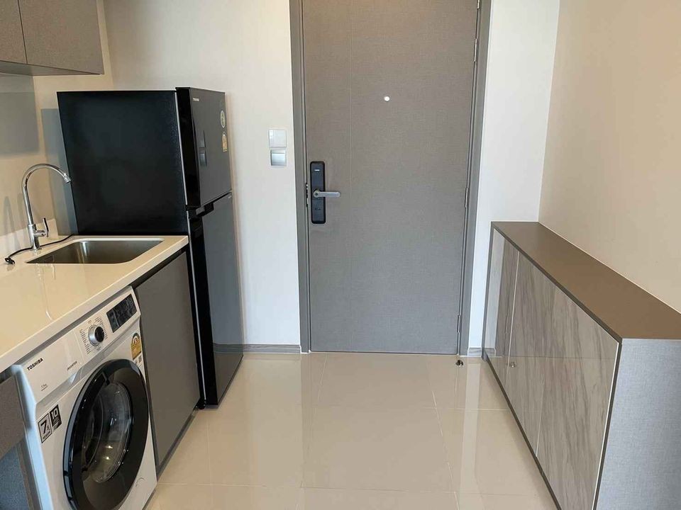 Condo for rent, Life Asoke Hype, high floor, beautiful view, Chaturathit road view Complete electrical appliances. Urgent!! Don't miss