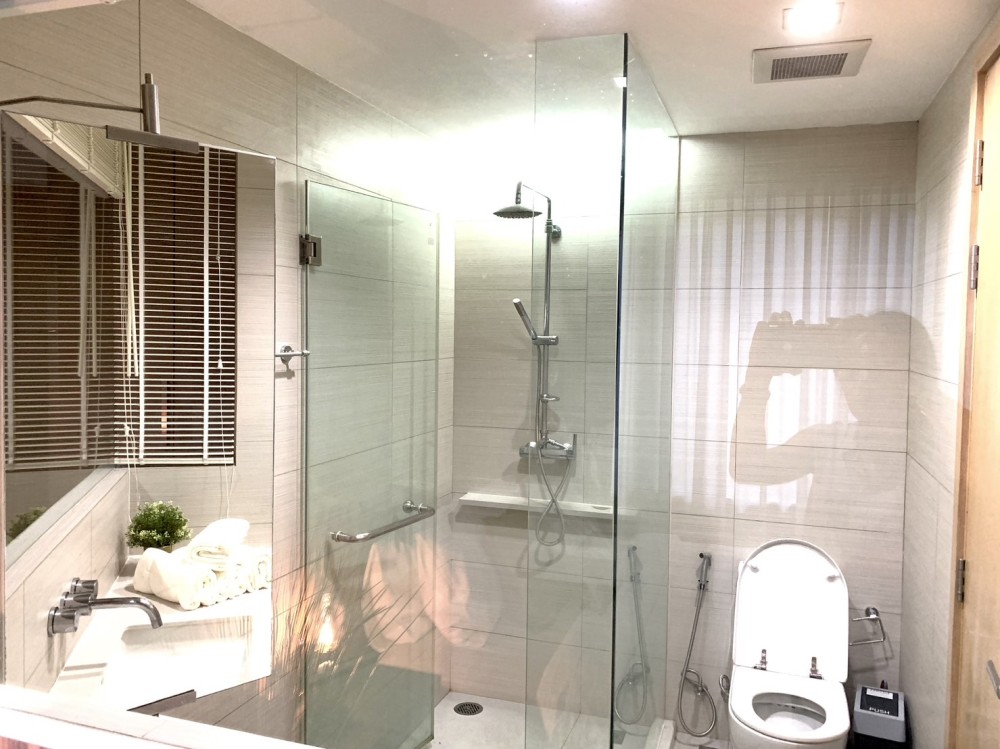 Urgent for rent !! Siri at Sukhumvit is located in the heart of the major commercial district. Convenient and fast travel by train. Book now !!