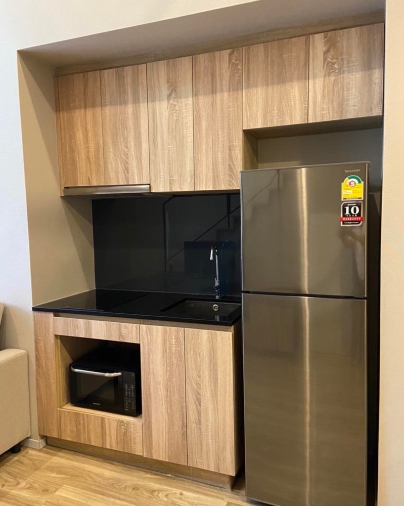 For rent, Blossom Condo @ Sathorn-Charoenrat Spacious room, complete with electrical appliances. Hurry up to reserve!!