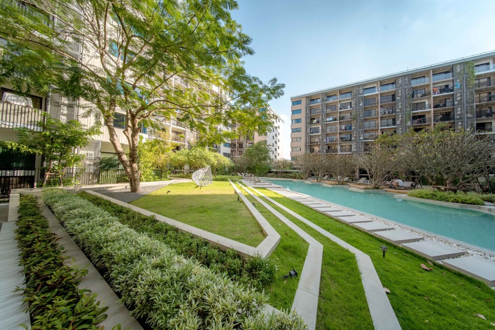 For rent, Blossom Condo @ Sathorn-Charoenrat Spacious room, complete with electrical appliances. Hurry up to reserve!!