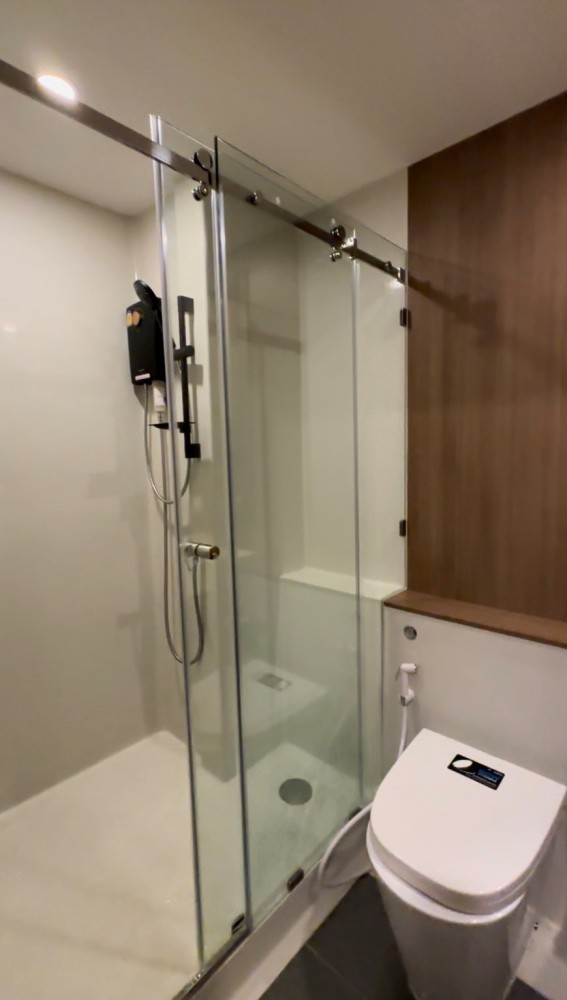 For rent, Blossom Condo @ Sathorn-Charoenrat Spacious room, complete with electrical appliances. Hurry up to reserve!!