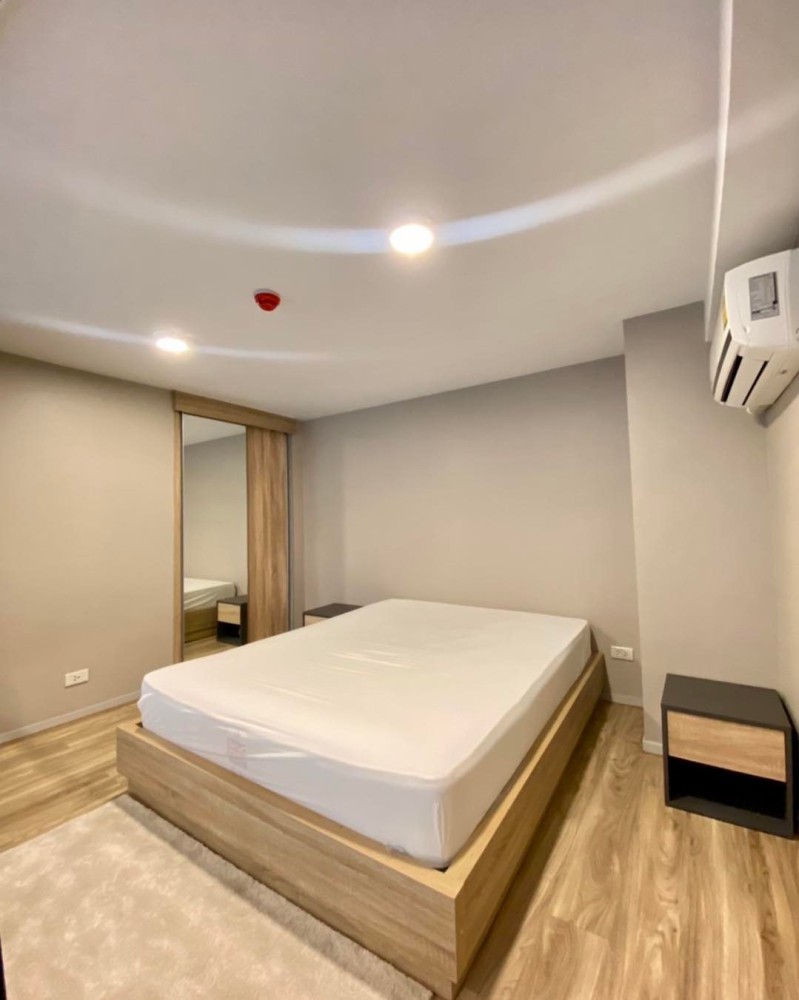 For rent, Blossom Condo @ Sathorn-Charoenrat Spacious room, complete with electrical appliances. Hurry up to reserve!!