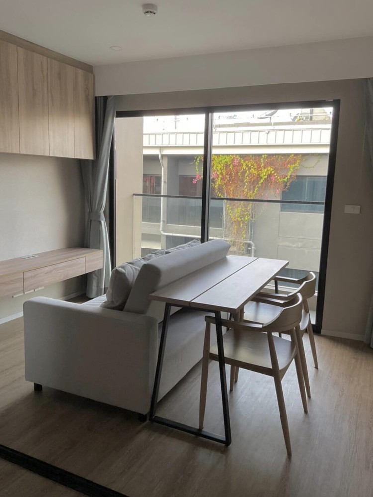 For rent, Blossom Condo @ Sathorn-Charoenrat fully furnished Electrical appliances are ready. Hurry up to reserve!