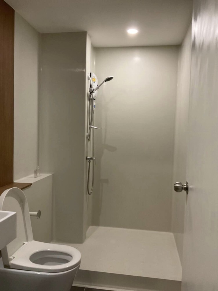 For rent, Blossom Condo @ Sathorn-Charoenrat fully furnished Electrical appliances are ready. Hurry up to reserve!
