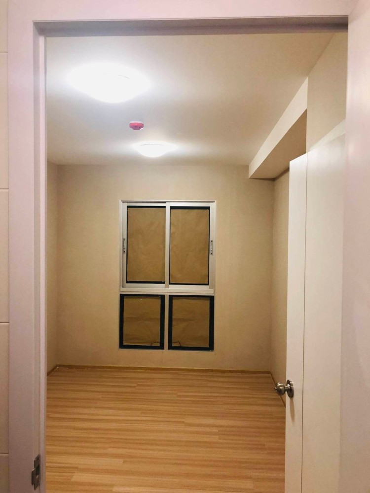Plum Condo Chaengwattana Station for rent, empty room, quiet, private Pool view balcony. Hurry up.