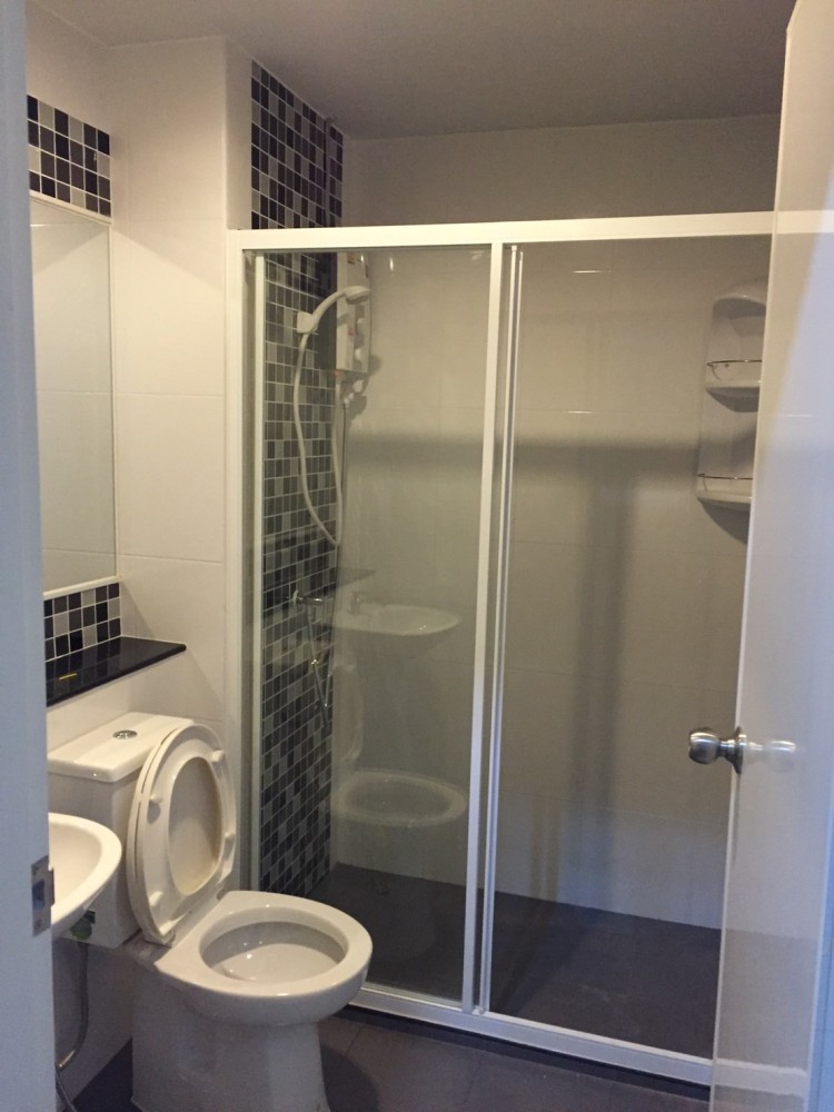 For rent, Regent Home 18 Chaengwattana-Laksi, well furnished, complete facilities. You can finish this room.