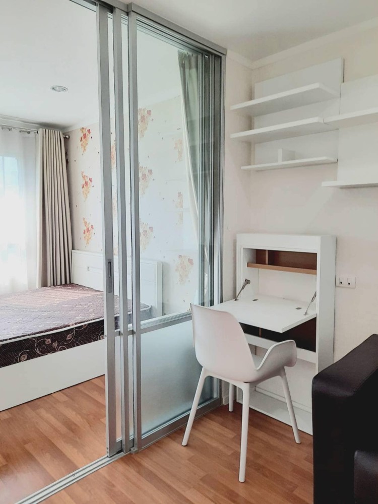 For rent, Lumpini Place Boromarajonani Pinklao, nice room, full wallpaper in the room. The price is super friendly.
