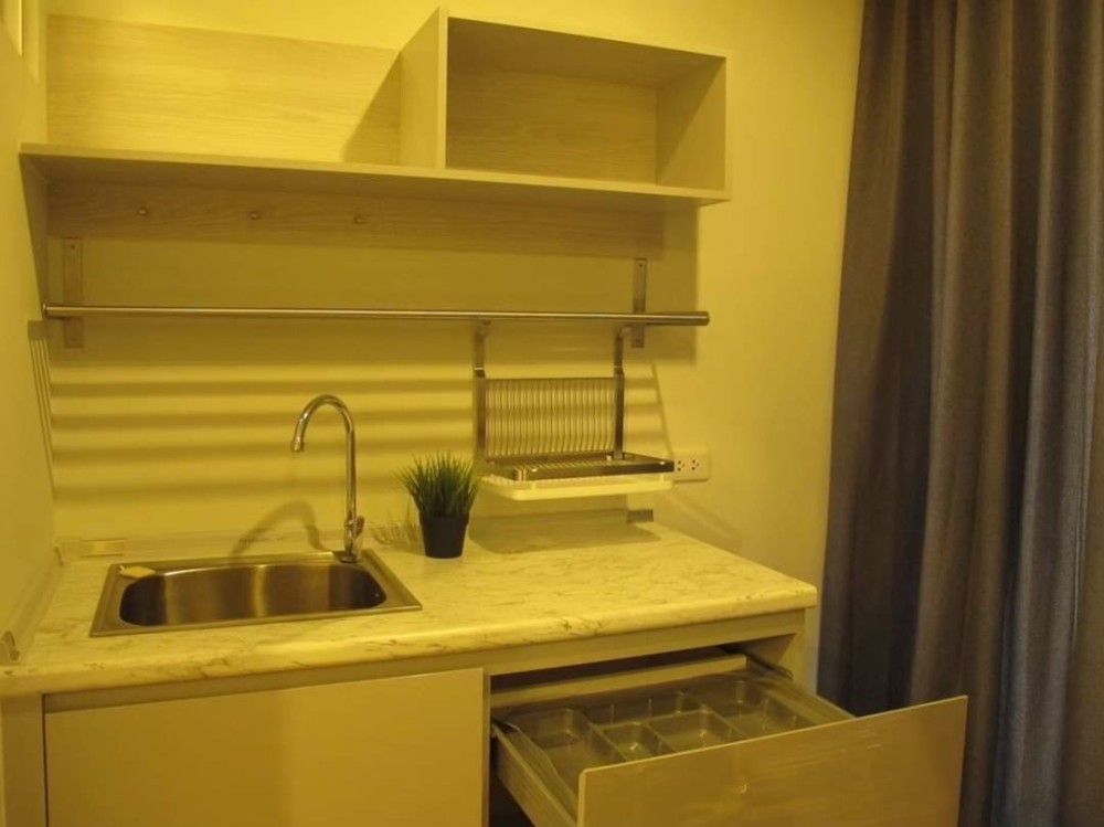 For rent, V Condo Lat Krabang, beautiful room, good location, convenient transportation, ready to move in. Hurry up and book now!!