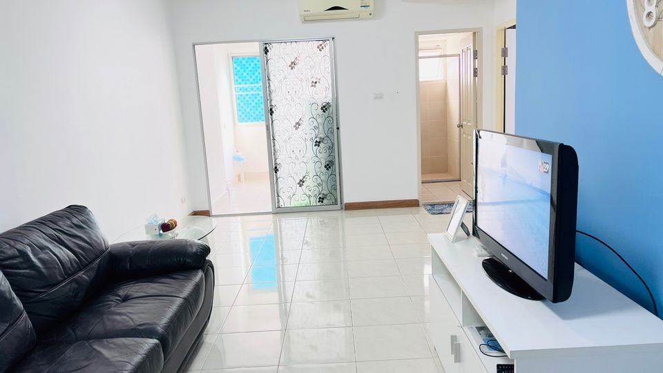 For rent, Supalai Park, Tiwanon intersection, city view, wide balcony, decorated in bright colors, very inviting, book now.
